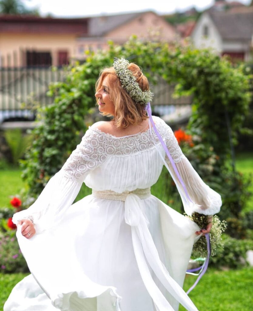 Nuntă tradițională cu accente rustice – Decor floral autentic și buchete unicat