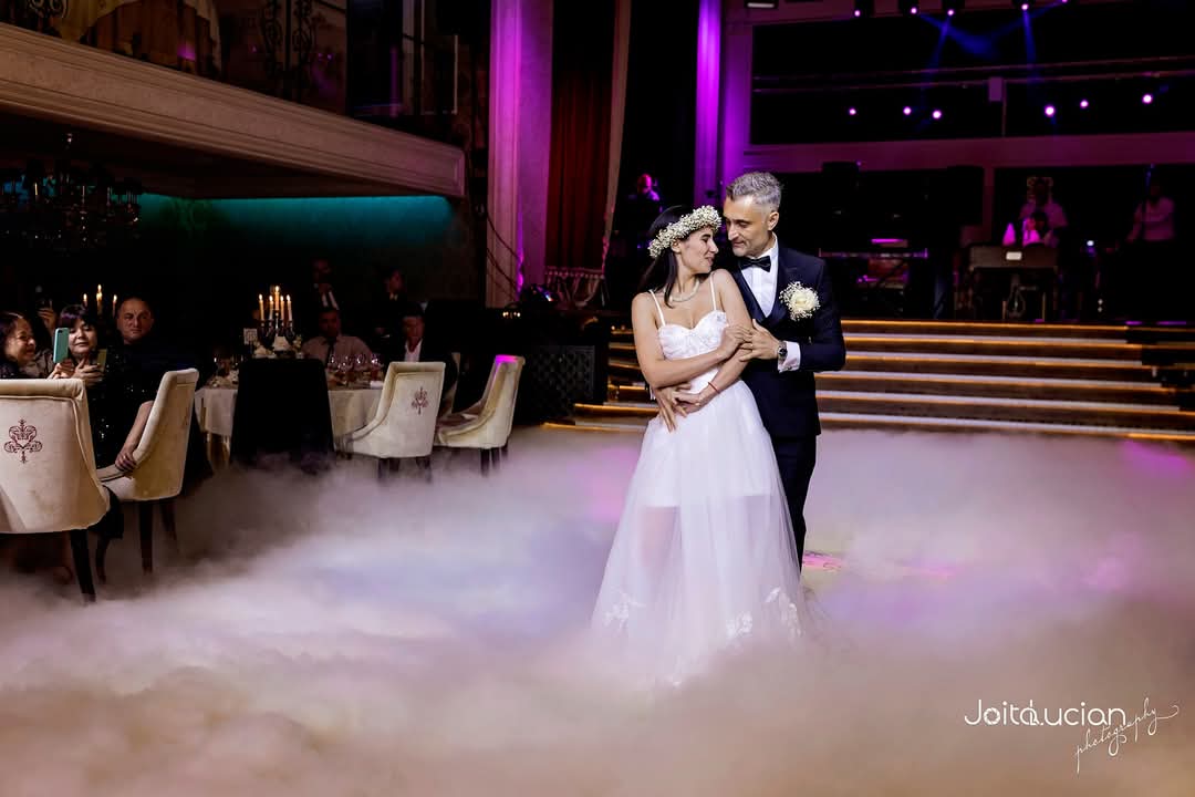 Nuntă și botez în aceeași zi – Decor floral elegant, în nuanțe de alb pur, pentru Ioana & Valentin