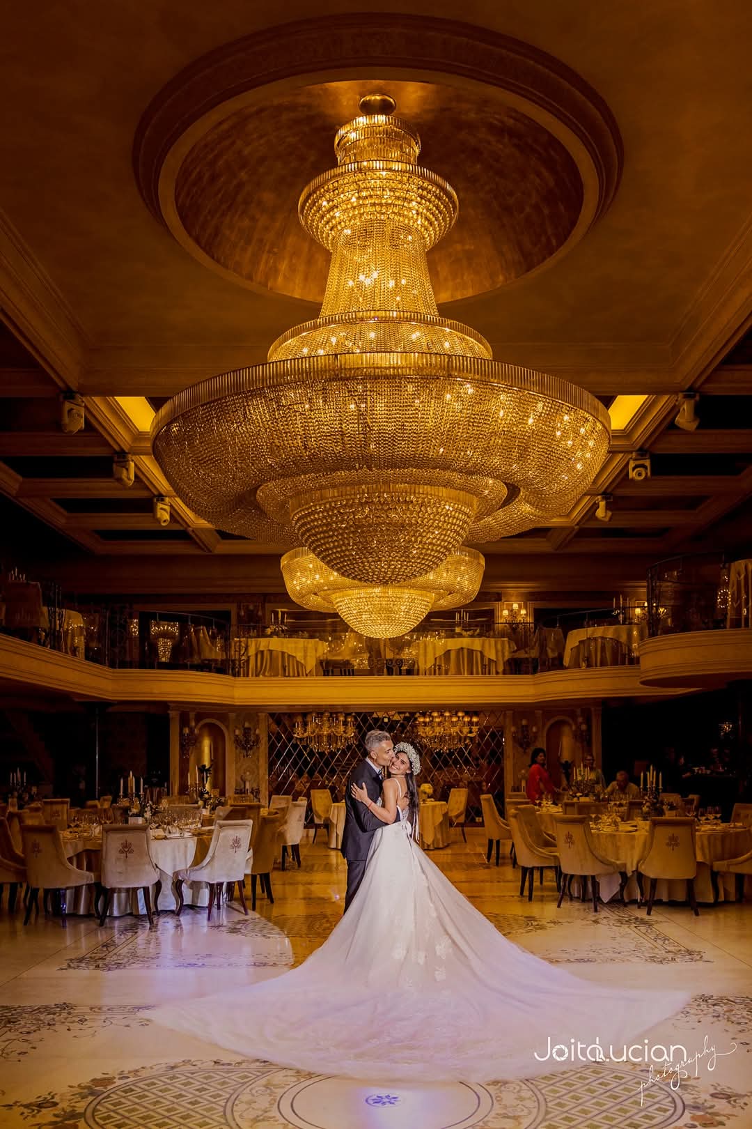 Nuntă și botez în aceeași zi – Decor floral elegant, în nuanțe de alb pur, pentru Ioana & Valentin