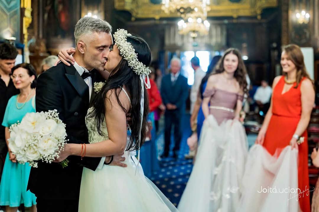 Nuntă și botez în aceeași zi – Decor floral elegant, în nuanțe de alb pur, pentru Ioana & Valentin